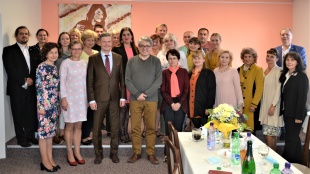 Peter Breiner so spolužiakmi, pedagógmi ZUŠ-ky a primátorom mesta