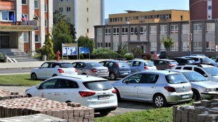 Parkovisko pred MsÚ Humenné - začína sa rekonštrukcia