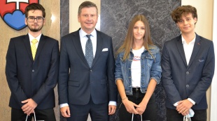 Samuel Kolesár, Samuel Koribanič a Natália Bobaľová na návšteve u primátora mesta