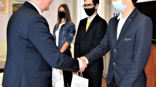 Samuel Kolesár, Samuel Koribanič a Natália Bobaľová na návšteve u primátora mesta