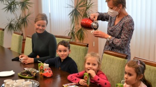 Prváci zo ZŠ Laborecká navštívili mestský úrad