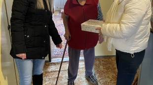 Krabičky od topánok plné lásky pre humenských seniorov
