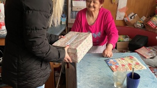 Krabičky od topánok plné lásky pre humenských seniorov