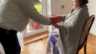 Krabičky od topánok plné lásky pre humenských seniorov