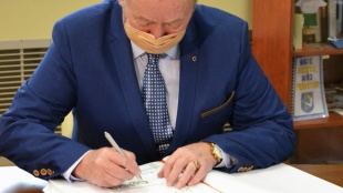 Michal Stanko pri podpise do Pamätnej knihy mesta Humenné
