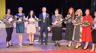 Ocenené učiteľky materských škôl s primátorom mesta Milošom Meričkom