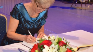 Helena Komárová pri podpise do Pamätnej knihy mesta Humenné