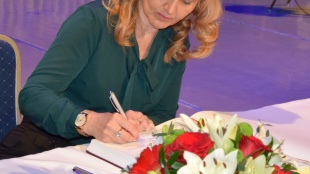 Beáta Berdáková pri podpise do Pamätnej knihy mesta Humenné