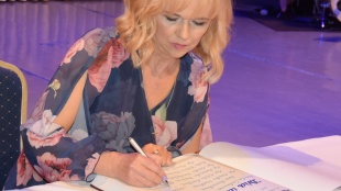 Milota Brečková (učiteľka ZŠ Kudlovská) pri podpise do pamätnej knihy