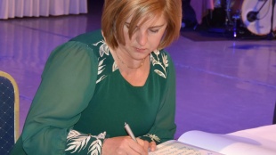 Monika Trembuľaková (učiteľka ZŠ Pugačevova) pri podpise do pamätnej knihy