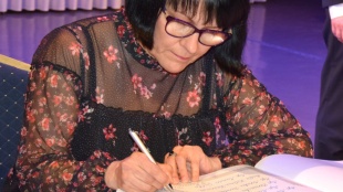 Helena Dzanová (učiteľka ZŠ SNP) pri podpise do pamätnej knihy