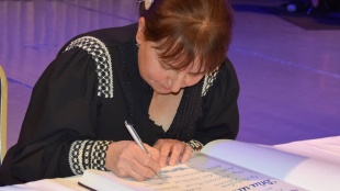 Anna Marušinová (SZUŠ Kudlovská) pri podpise do Pamätnej knihy mesta Humenné