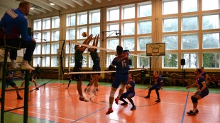 ŠK Gymnázium Humenné - Žilina 3:1 a 3:2. Volejbal v telocvični gymnázia