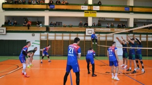 ŠK Gymnázium Humenné - Žilina 3:1 a 3:2. Volejbal v telocvični gymnázia