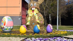 Veľkonočná výzdoba na kruhovom objazde (Staničná ulica)