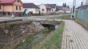 UZÁVIERKA CHODNÍKA pri ZŠ Kudlovská - koniec chodníka pri mostnom objekte