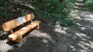 „Starú kočovnú cestu Hubková“ obohatilo 15 lavičiek a 3 tabule (lesopark)