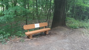 „Starú kočovnú cestu Hubková“ obohatilo 15 lavičiek a 3 tabule (k zvernici)