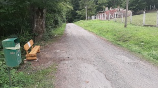 „Starú kočovnú cestu Hubková“ obohatilo 15 lavičiek a 3 tabule (pri zvernici)