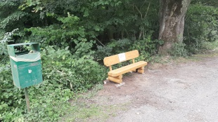 „Starú kočovnú cestu Hubková“ obohatilo 15 lavičiek a 3 tabule (pri zvernici)