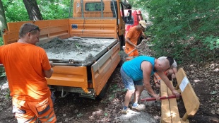 „Starú kočovnú cestu Hubková“ obohatilo 15 lavičiek a 3 tabule