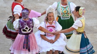 Výstava "Svadobné..." - čepčenie nevesty na nádvorí kaštieľa