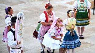 Výstava "Svadobné..." - čepčenie nevesty na nádvorí kaštieľa