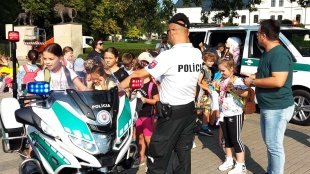Prezentácia policajných, hasičských i záchranárskych zložiek.