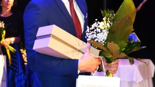 Ivo Hopta prebral ocenenie Čestné občianstvo mesta Humenné za otca Ivana Hoptu