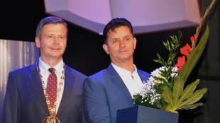 Športovec roka 2021 - Martin Koscelník, cenu prevzal otec Norbert