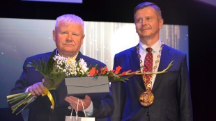 FK HUMENNÉ – Športový kolektív roka 2021, cenu prevzal Oskar Balogáč