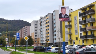 Volebné plagáty na stĺpoch verejného osvetlenia - Sídlisko pod Sokolejom