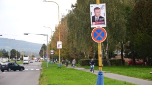 Volebné plagáty na stĺpoch verejného osvetlenia - Sídlisko III