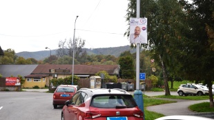 Volebné plagáty na stĺpoch verejného osvetlenia - Sídlisko III