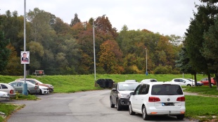 Volebné plagáty na stĺpoch verejného osvetlenia - Sídlisko III