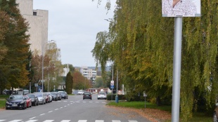 Volebné plagáty na stĺpoch verejného osvetlenia - Sídlisko III
