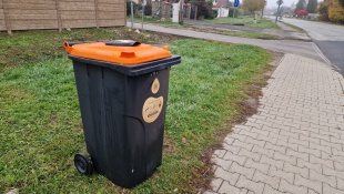 Oranžovo-čierne kontajnery na zber kuchynského oleja