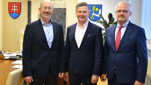 Zľava Peter Kremský, primátor mesta Miloš Meričko a Peter Švec