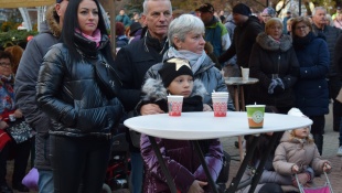 Humenčania rozsvietili prvú adventnú sviečku