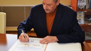 Podpis do Pamätnej knihy mesta Humenné