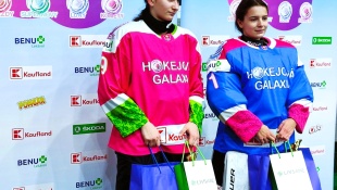 Hokejová galaxia v Humennom (28. až 30.12.2022) - Alexandra Hirjaková (vľavo)