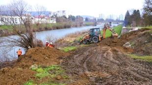 Lávka cez Laborec už vykopáva "základy" (12. a 13.1.)