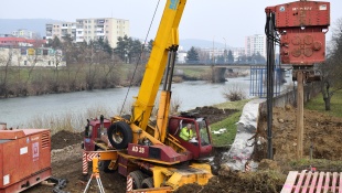 Výstavba cyklomosta... zakladanie štetovníc