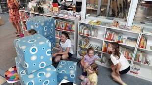O troch prasiatkach... čítanie, kreslenie a hranie v knižnici