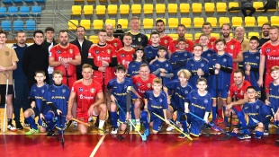 Priateľský florbalový zápas: mladší žiaci FBK Humenné - muži FK Humenné