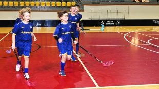 Priateľský florbalový zápas: mladší žiaci FBK Humenné - muži FK Humenné