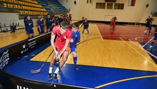 Priateľský florbalový zápas: mladší žiaci FBK Humenné - muži FK Humenné