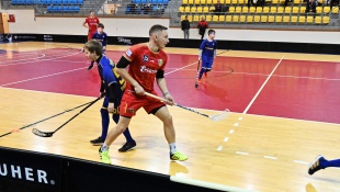 Priateľský florbalový zápas: mladší žiaci FBK Humenné - muži FK Humenné