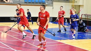 Priateľský florbalový zápas: mladší žiaci FBK Humenné - muži FK Humenné