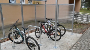 Cykloprístrešky v štyroch základných školách